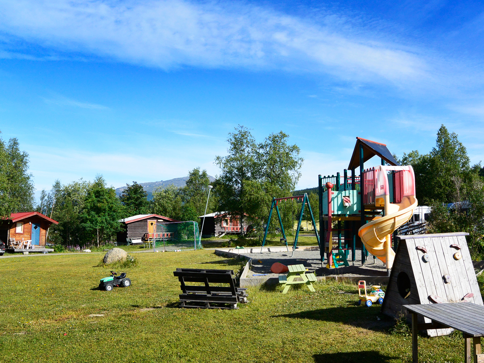 Traditionell och trevlig lekplats med fjällutsikt.