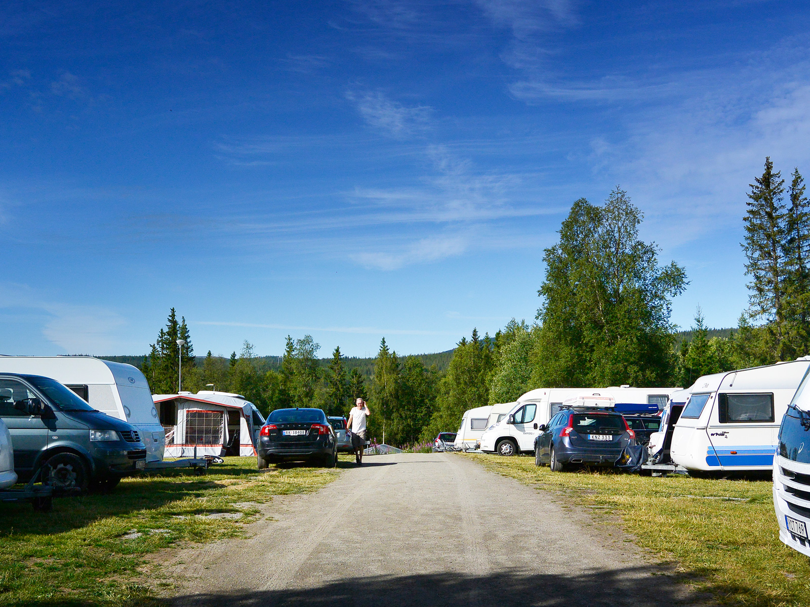 Fridfullt så det förslår med fjällen som vakar över campingen.