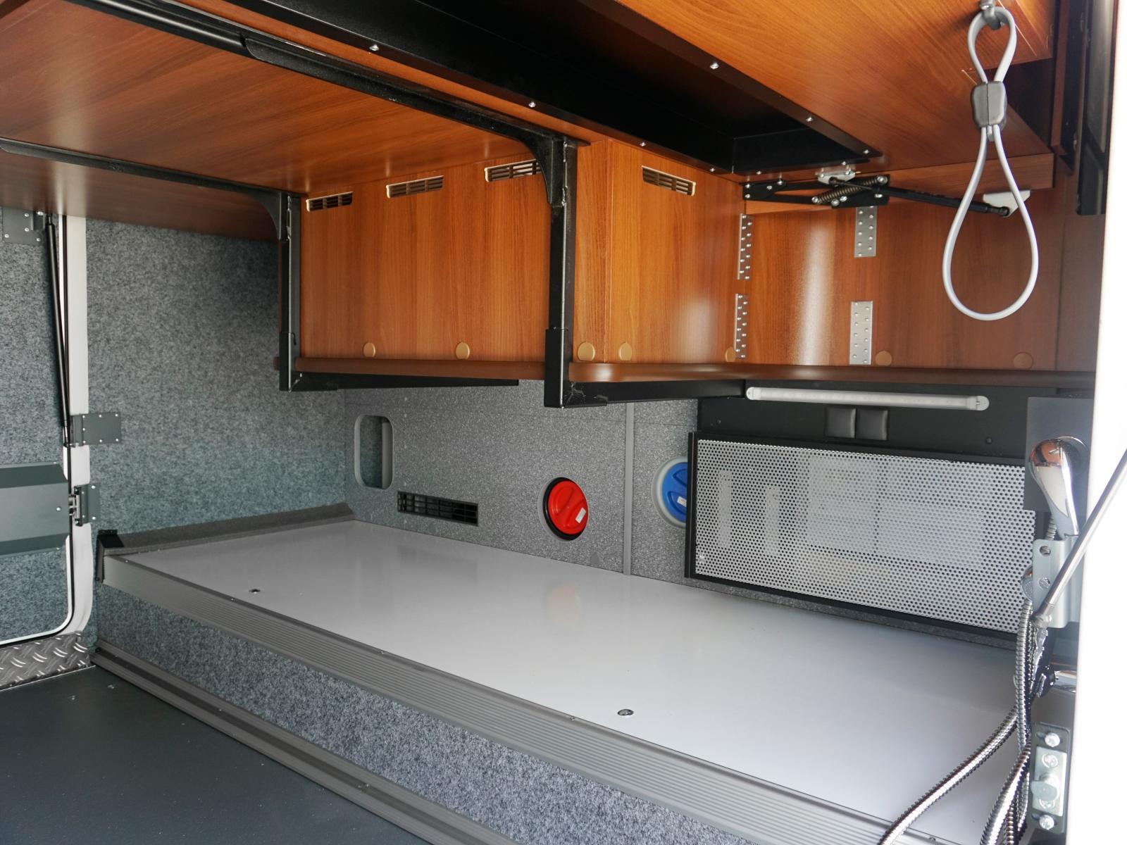 Gott om utrymme i garaget under loungesoffan.