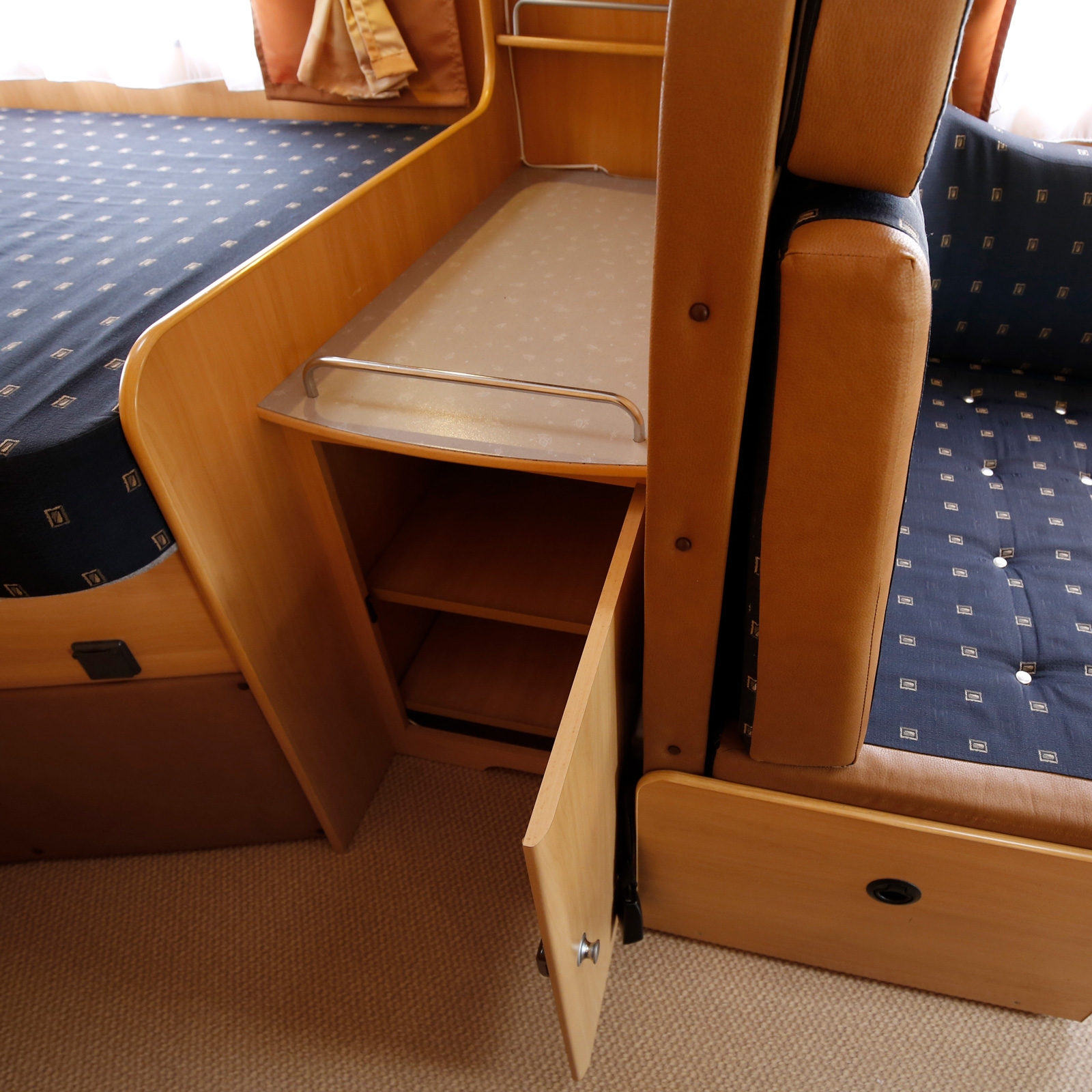 Extra förvaringsutrymme ryms mellan sittgrupp och sovdel.