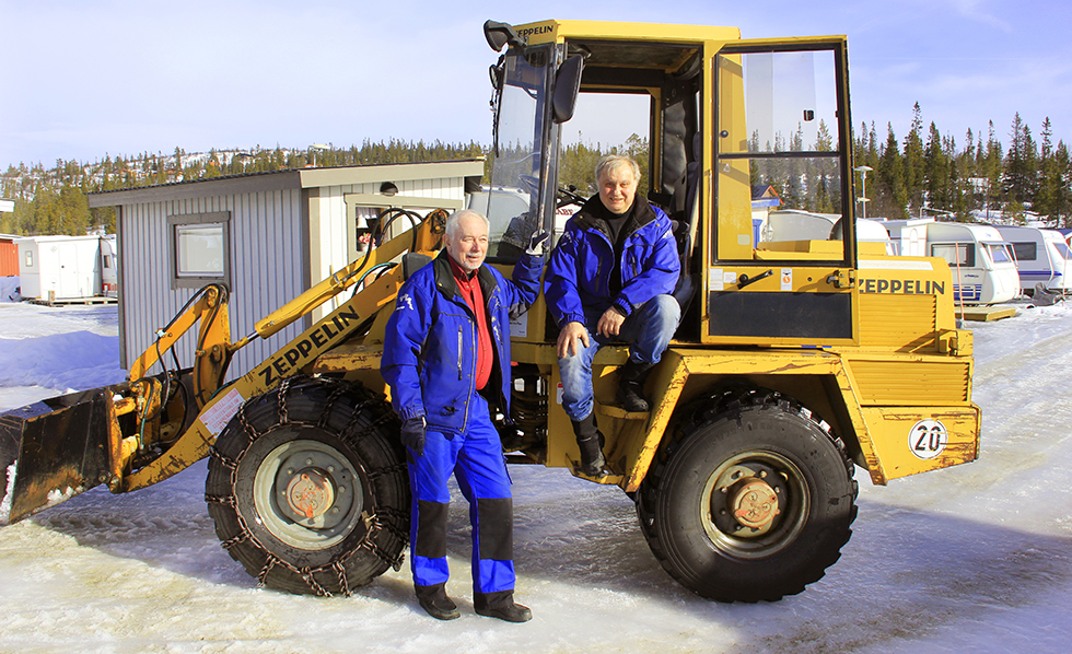 Snöröj – Jan-Erik Westman och Sven Nyman röjer snö på Storhogna Camping.