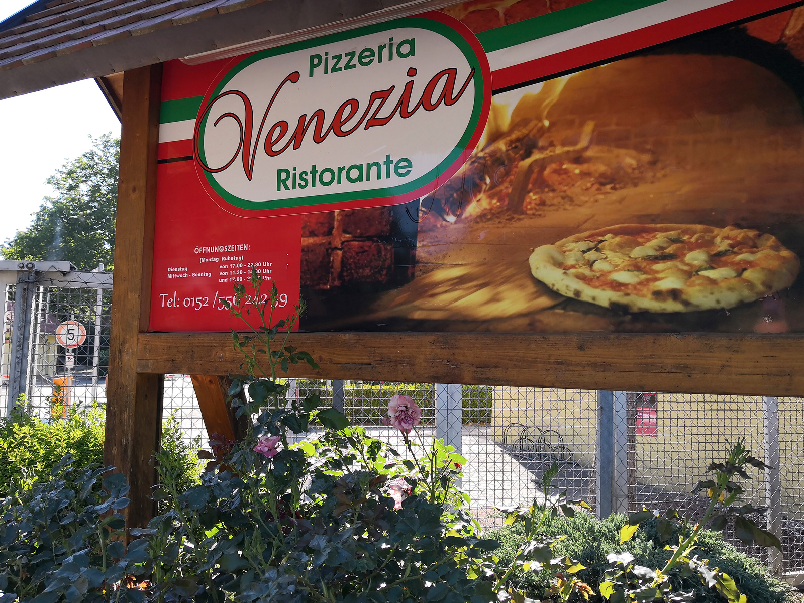 Campingens egen pizzeria har en trevlig uteservering med damm och trädgård. Pizzor från 6,50 euro är inte fy skam.