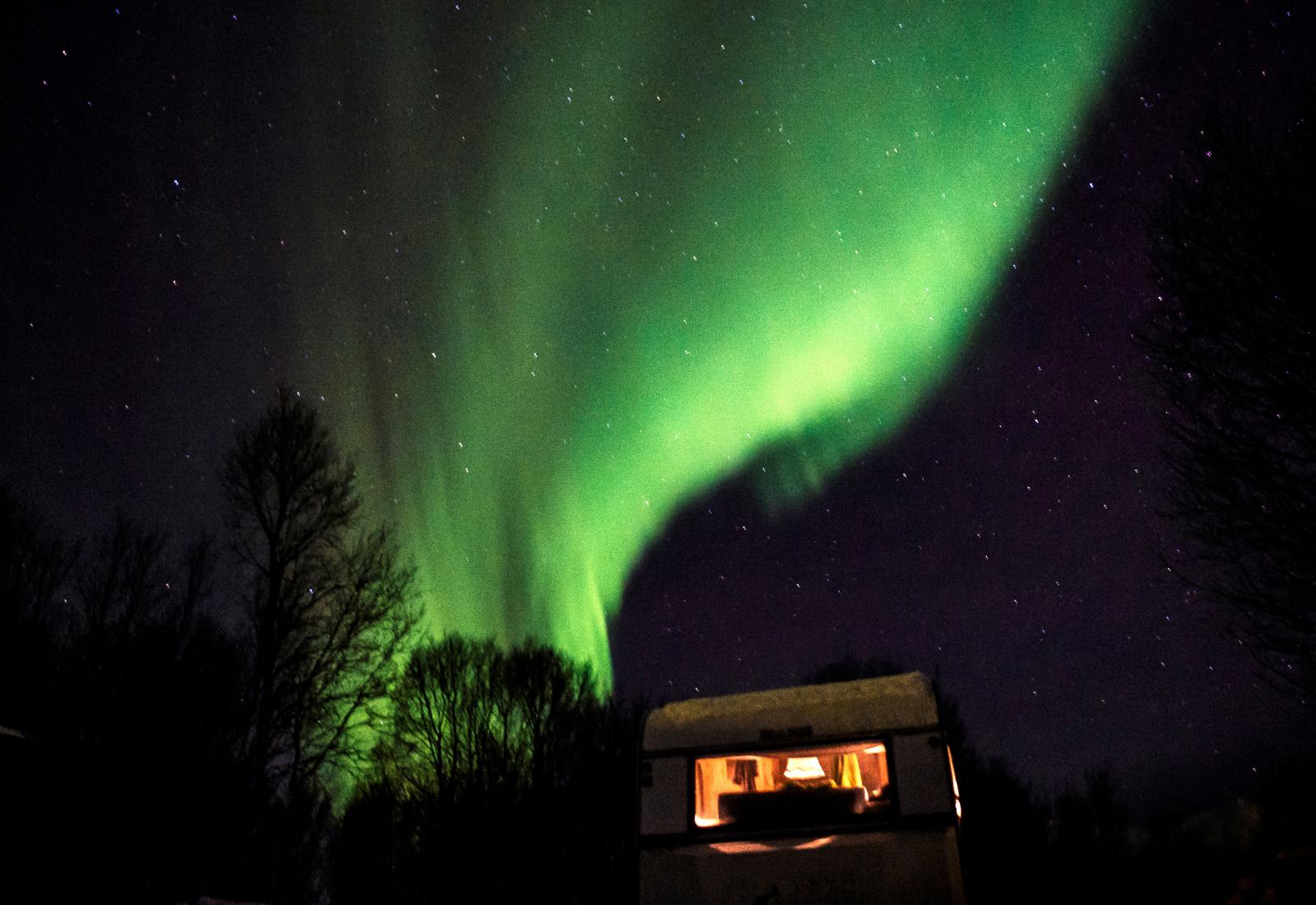 Himmelskt. Norrsken över Tromsö och vännernas Solifer Finlandia 620 – en inte helt ovanlig syn.