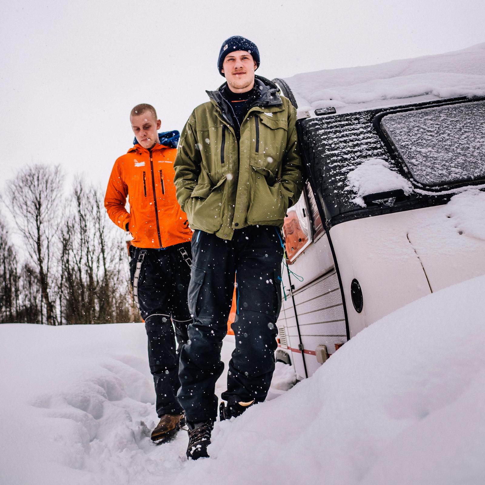 Goda vänner. Den insnöade husvagnen står ett stenkast från Tromsö Vildmarkscenter där de danska vännerna säsongsarbetar.