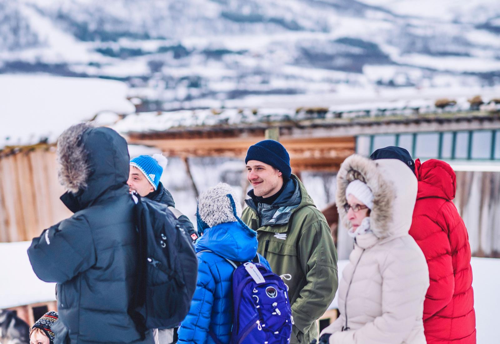 Nyfikna. Christian tar emot ett gäng turister som vill pröva på känslan att glida fram ljudlöst över snön med hundspann.