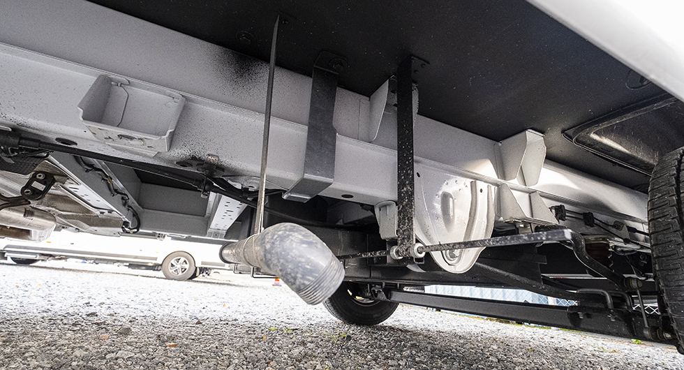 Ducato originalchassi är högt men vridstyvt. Mellan balkarna finns bra plats för gråvattentanken. Stel bakaxel och bladfjädring.