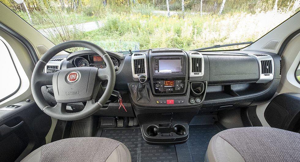 Testbilen har Fiats chassipaket med silvergrå ventilgaller (vars ljushet tyvärr reflekteras i vindrutan) samt extra krom och läder.