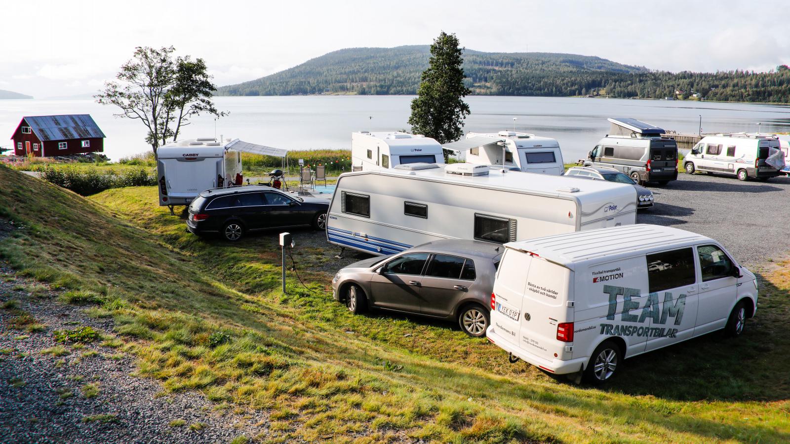 Skulebergets havscamping ligger vackert vid havet.