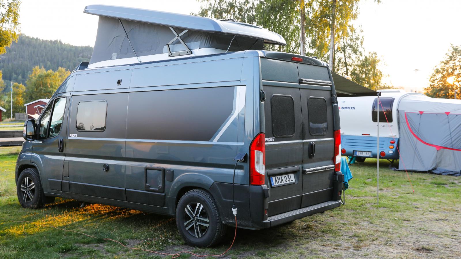 Camping på FriluftsByn vid foten av Skuleberget.