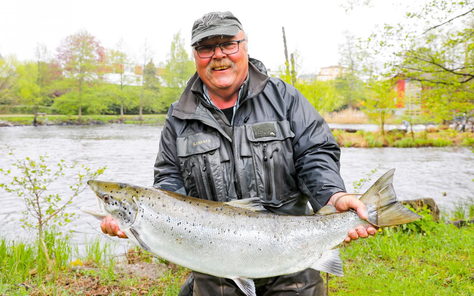 Jani Barnas har lyckats väl med laxfisket.