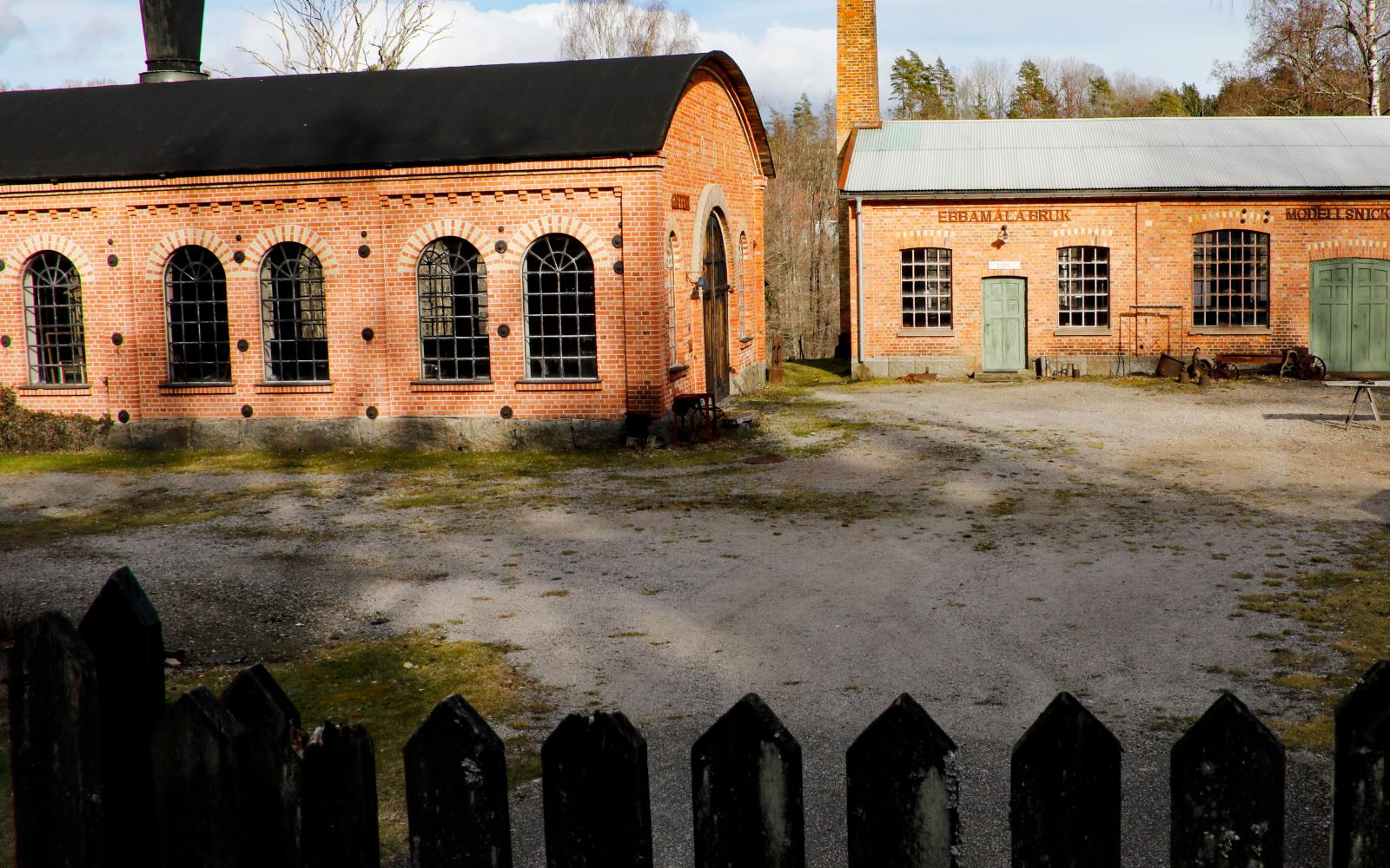 Ebbamåla bruk är ett av norra Europas mest välbevarade industrimuseum där smedjan fortfarande är öppen. Här finns både kafé och boende.