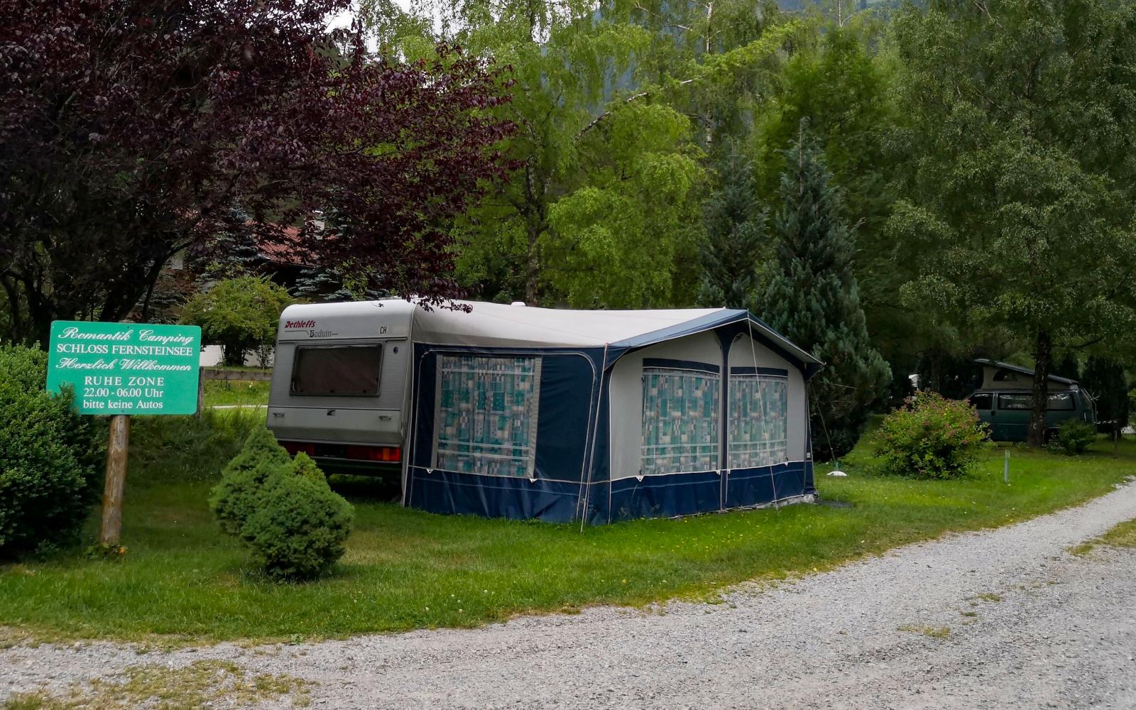 Platserna på campingen är generösa och servicehuset väldigt fräscht. Det är inget ställe för dig som önskar hålligång utan snarare lugn och ro.