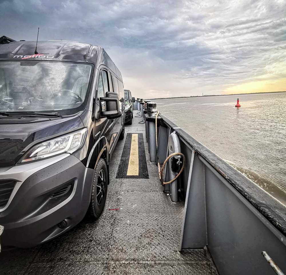 Skippa Autobahn – ta bilfärjan väster om Hamburg