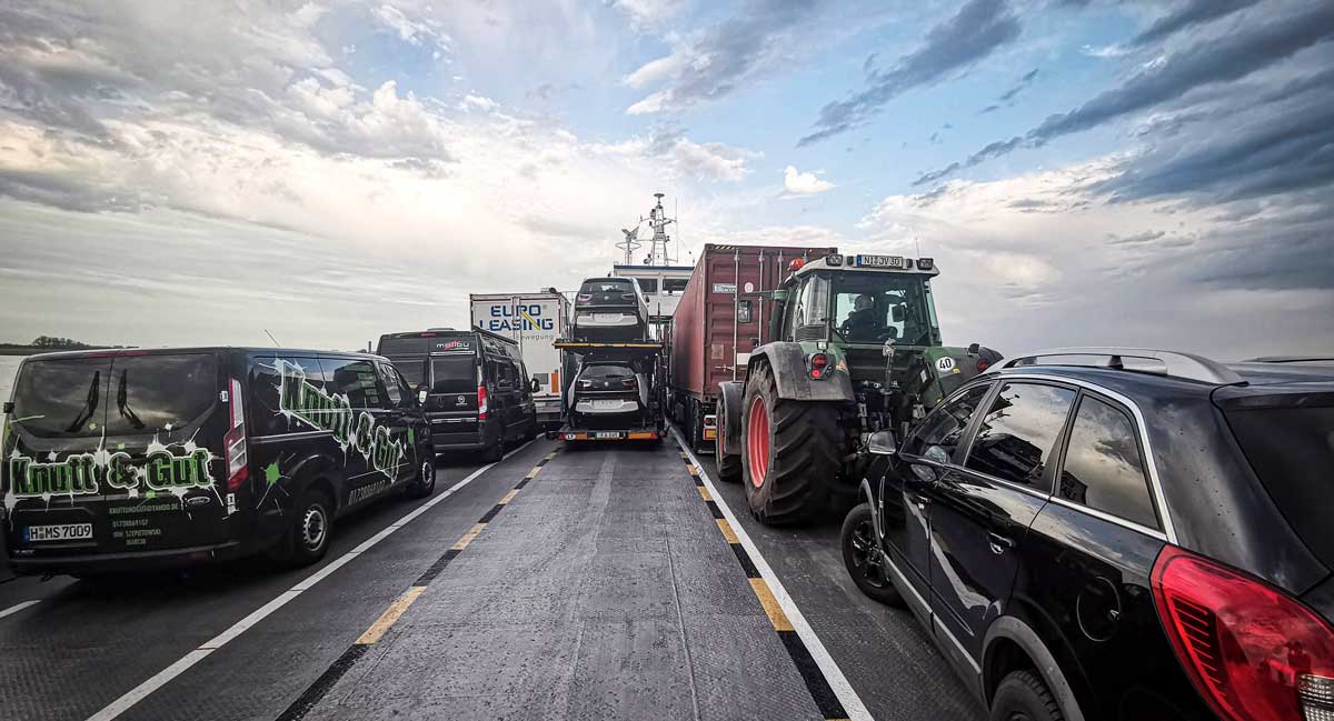 Skippa Autobahn – ta bilfärjan väster om Hamburg