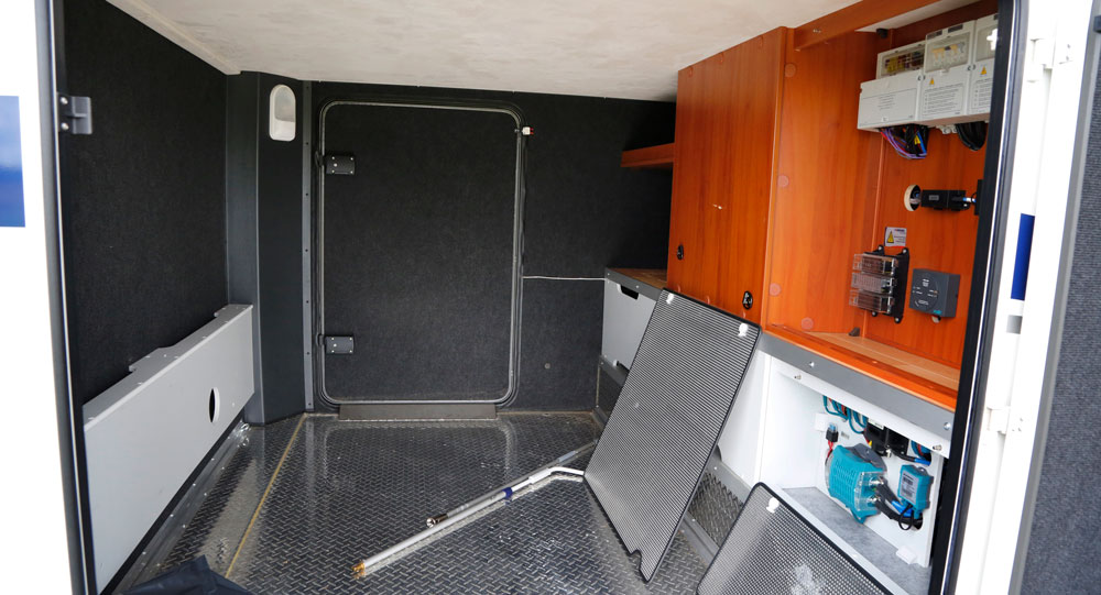 GARAGE. Teknik bakom luckor och oömt golv.