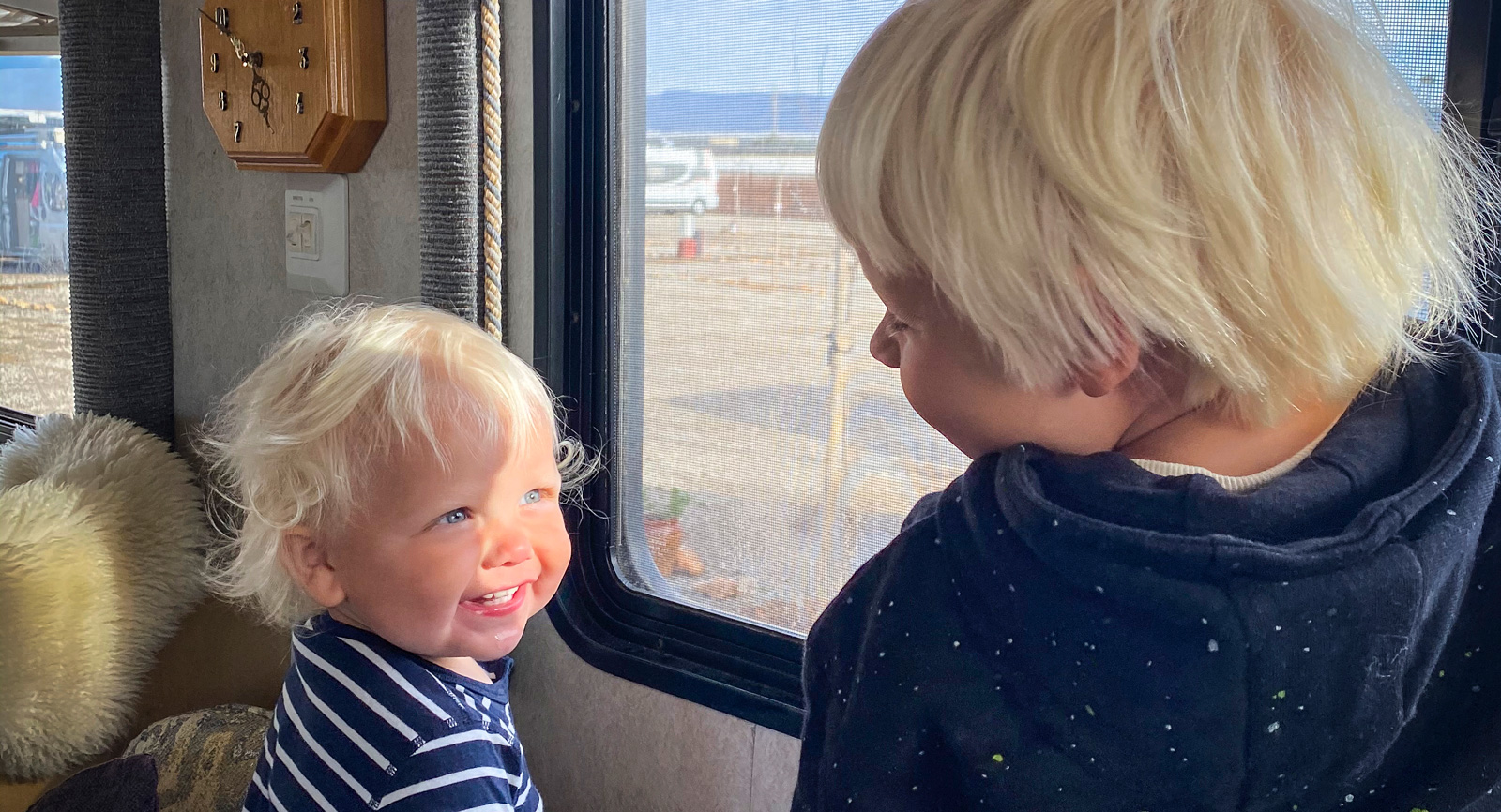 Brorsorna Manne och Zeke trivs med livet på resande fot i husbussen, vilket gör föräldrarna glada och lättade.