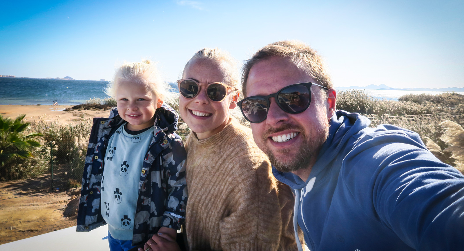Familjen njuter den sista tiden med husbussen innan de återvänder till Sverige. Till midsommar planerar de att sälja bussen.
