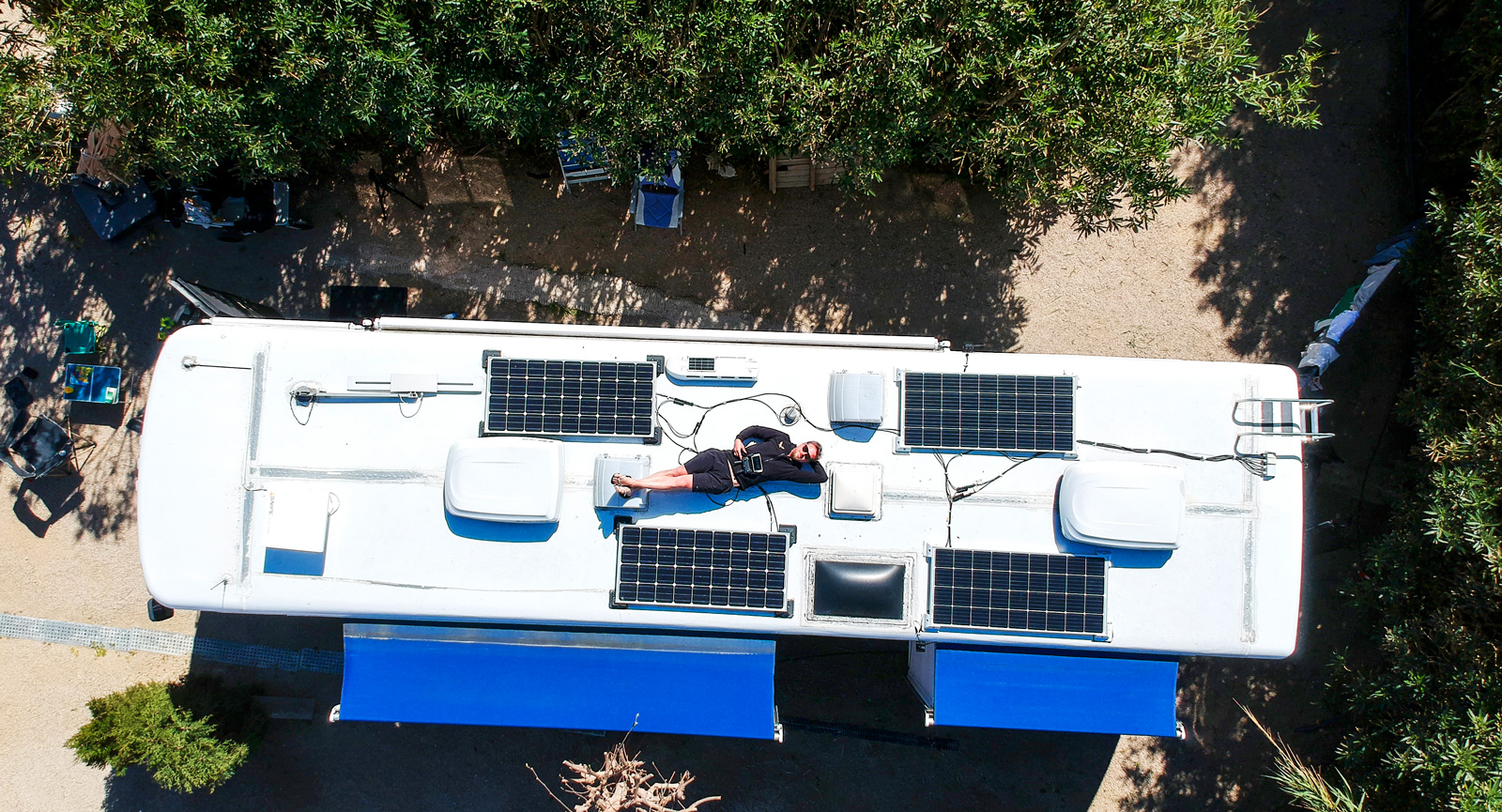 Fyra solpaneler på taket installerades innan avresan från Sverige. Det underlättar fricamping och sol är ingen bristvara i Spanien.