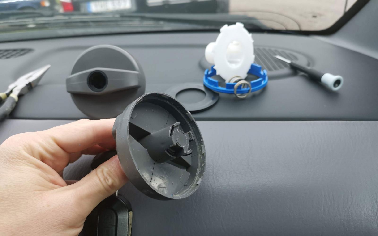 Fixa och serva innan säsong. Här byts sprucket tanklock.