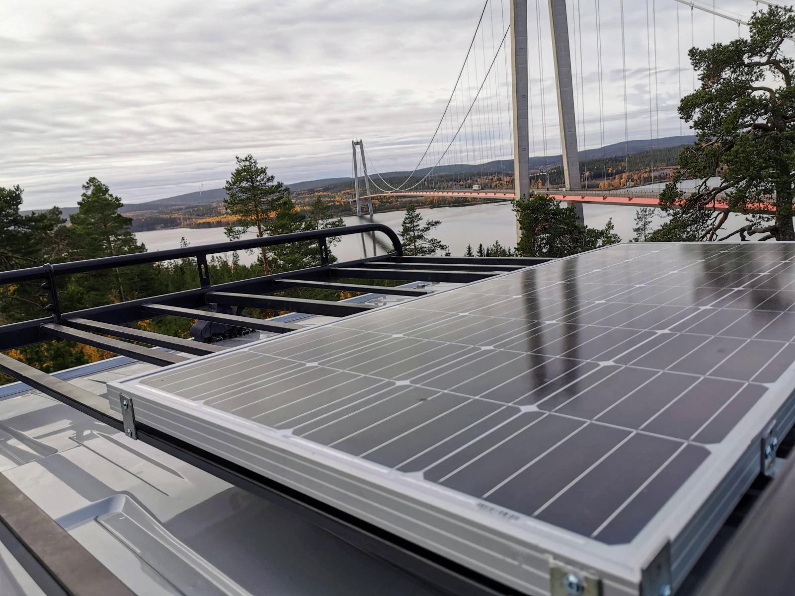 Solpanelen kan behöva städas från damm efter avställning. Kolla panelens fästen och kablar när du ändå klättrar på taket.