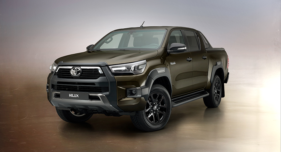 Toyota Hilux är ett begrepp och den har sålts i massor världen över. D-Cab har fyra dörrar som på bilden. Vill man ha större flak finns X-Cab och S-Cab.
