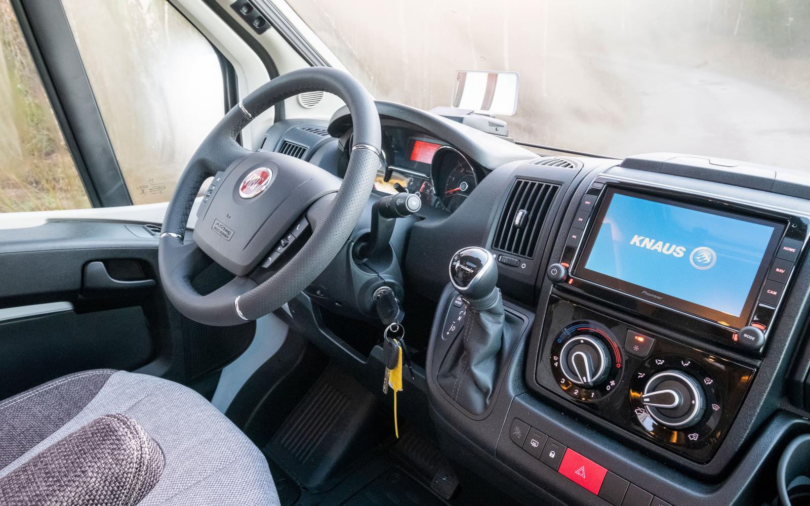 Fiat Ducato med 9-stegad automat och en rejäl pekskärm på stereon som även är navigator och backkamera.