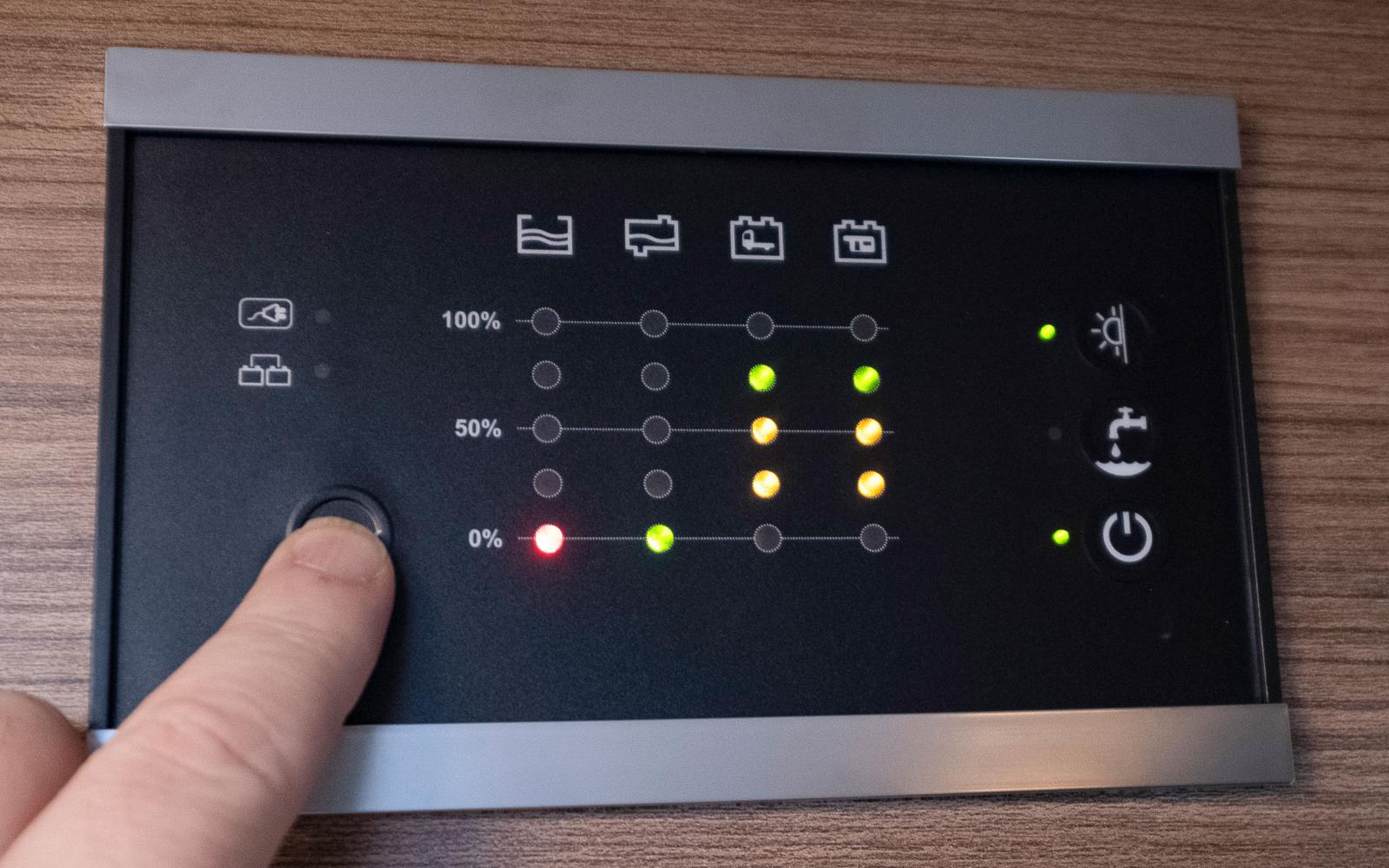 Enkel manöverpanel från Schaudt visar nivåerna.