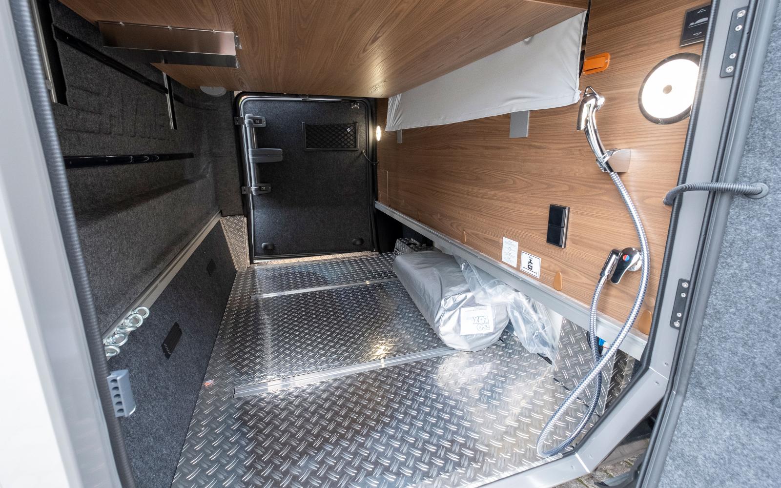 Garaget är i det närmaste komplett med lampor, dusch, kontaktuttag, lastskenor, lastöglor och durkplåt som skyddar golvet.