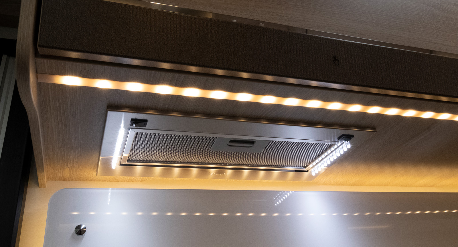 Köksbelysning med LED-slingor. Fläkt som tillval.
