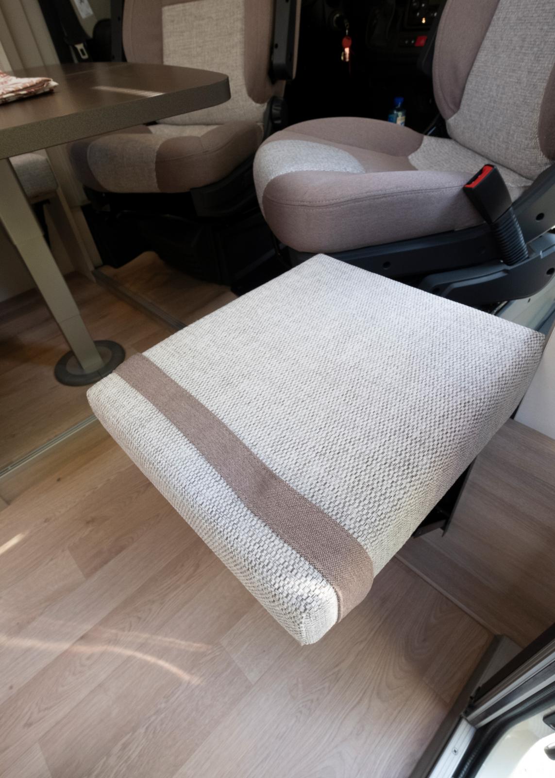 Utrymmet vid entrén är för litet för en fast sittplats. Istället finns en uppfällbar dyna. Smart.