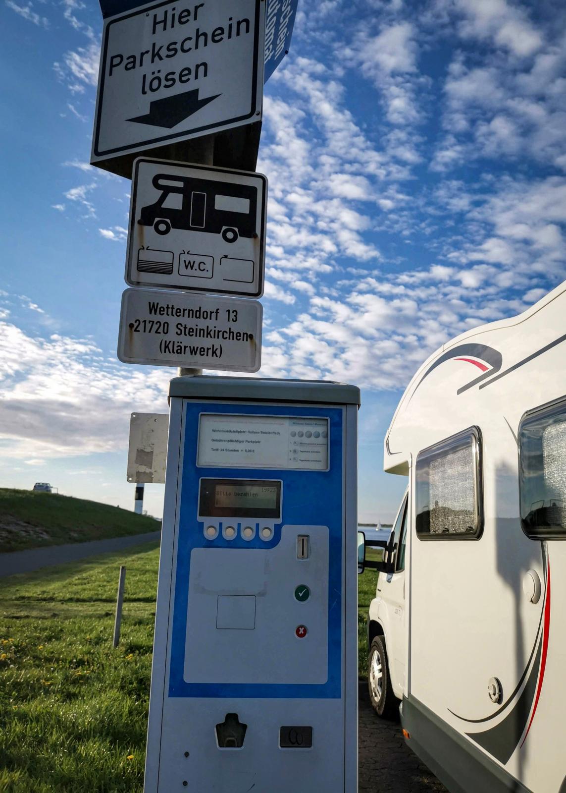 Parkeringsautomat för myntbetalning. Resor i Tyskland kräver gott om euromynt. Kortbetalningar och liknande är på uppgång.