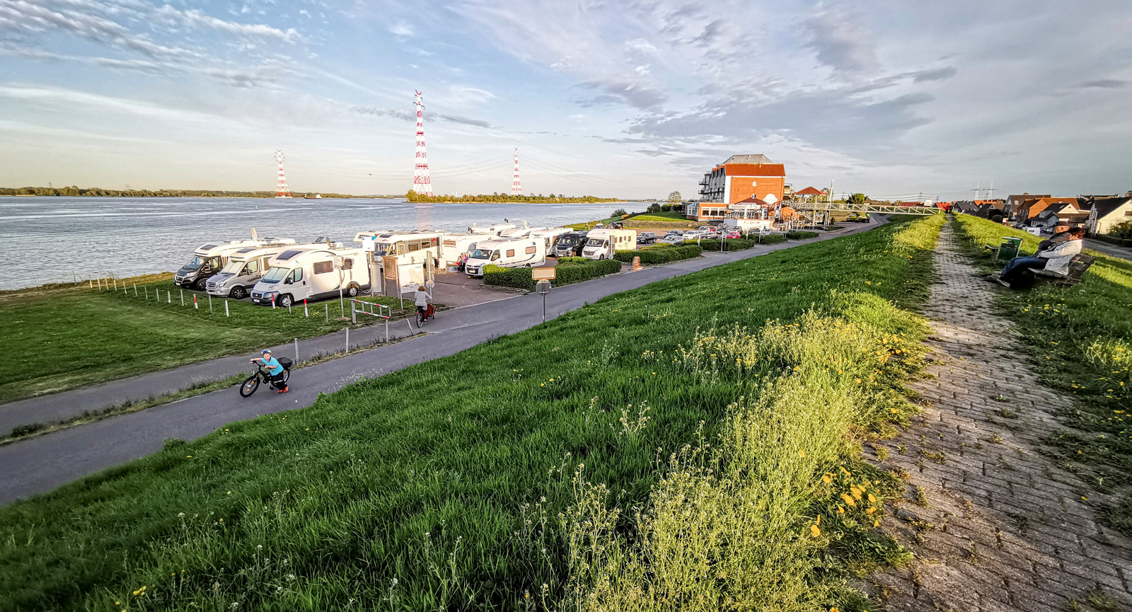 Europas högsta högspänningsmaster syns i bakgrunden. Vansinniga 227 meter för att få segelfri höjd på 75 meter under kabeln.