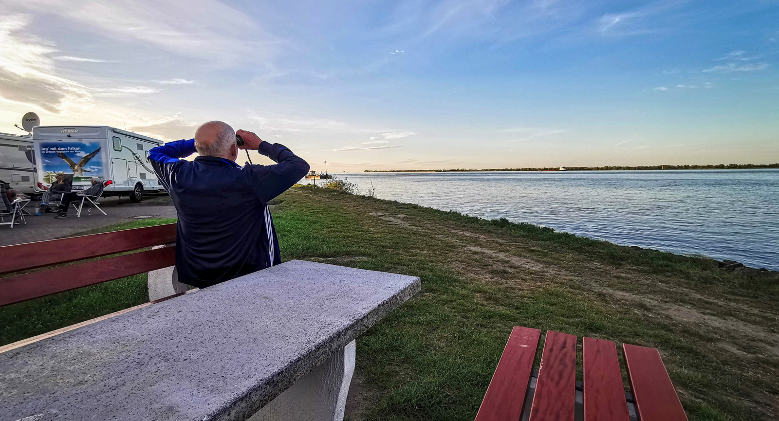 Skepp ohoj! En kikare är ett måste i var mans husbil. Särskilt vid färd längs Elbe.