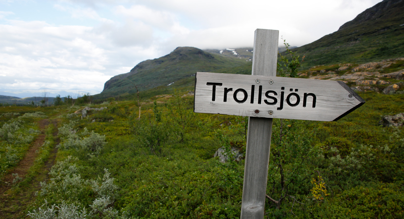 Vi närmar oss Sveriges klaraste sjö där sikten bara hejdas av sjöns botten på 34 meter.