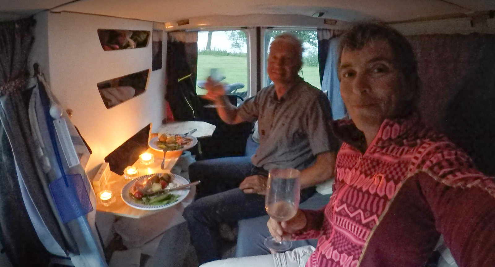 Med Kenneths vikbara bord funkar det fint att äta middag inne i den lilla husbilen.