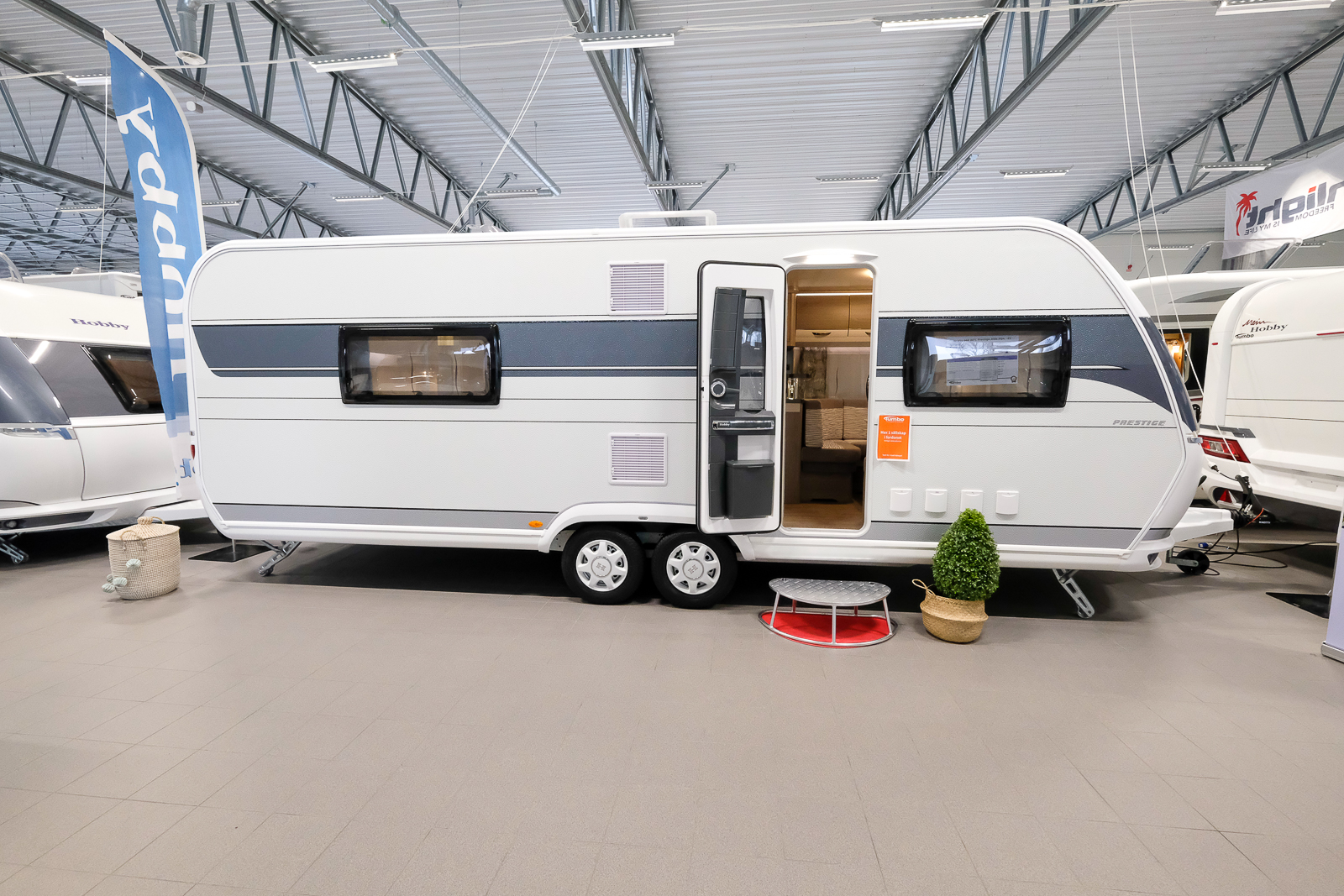 Hobby Prestige 660 WFC är en mäktig och snygg boggihusvagn för par som kräver rejäla utrymmen och gästmöjlighet. Vagnen kan som tillval fås med 2,2 tons totalvikt.