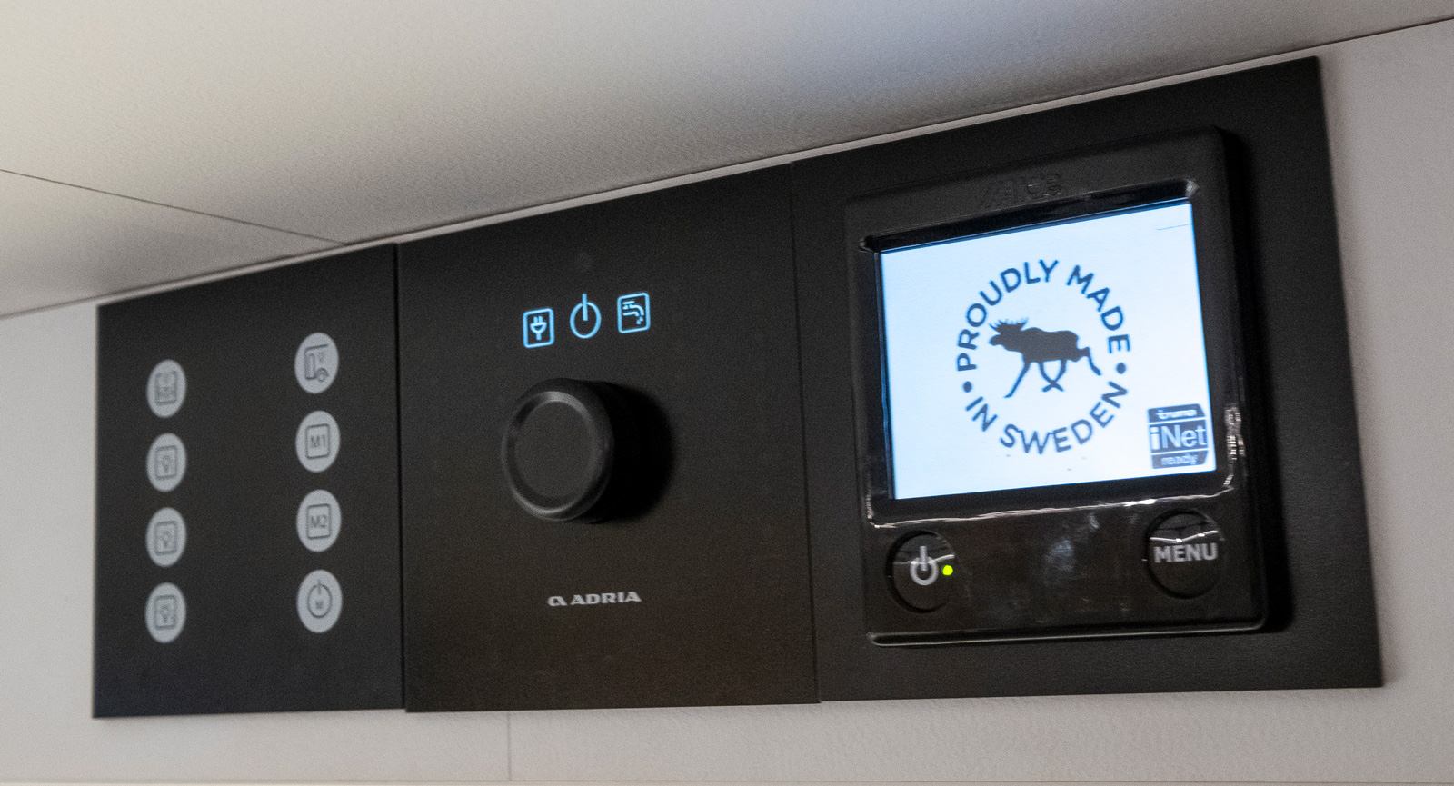 Manöverpanelen och uppvärmning med Alde vattenburen värme.