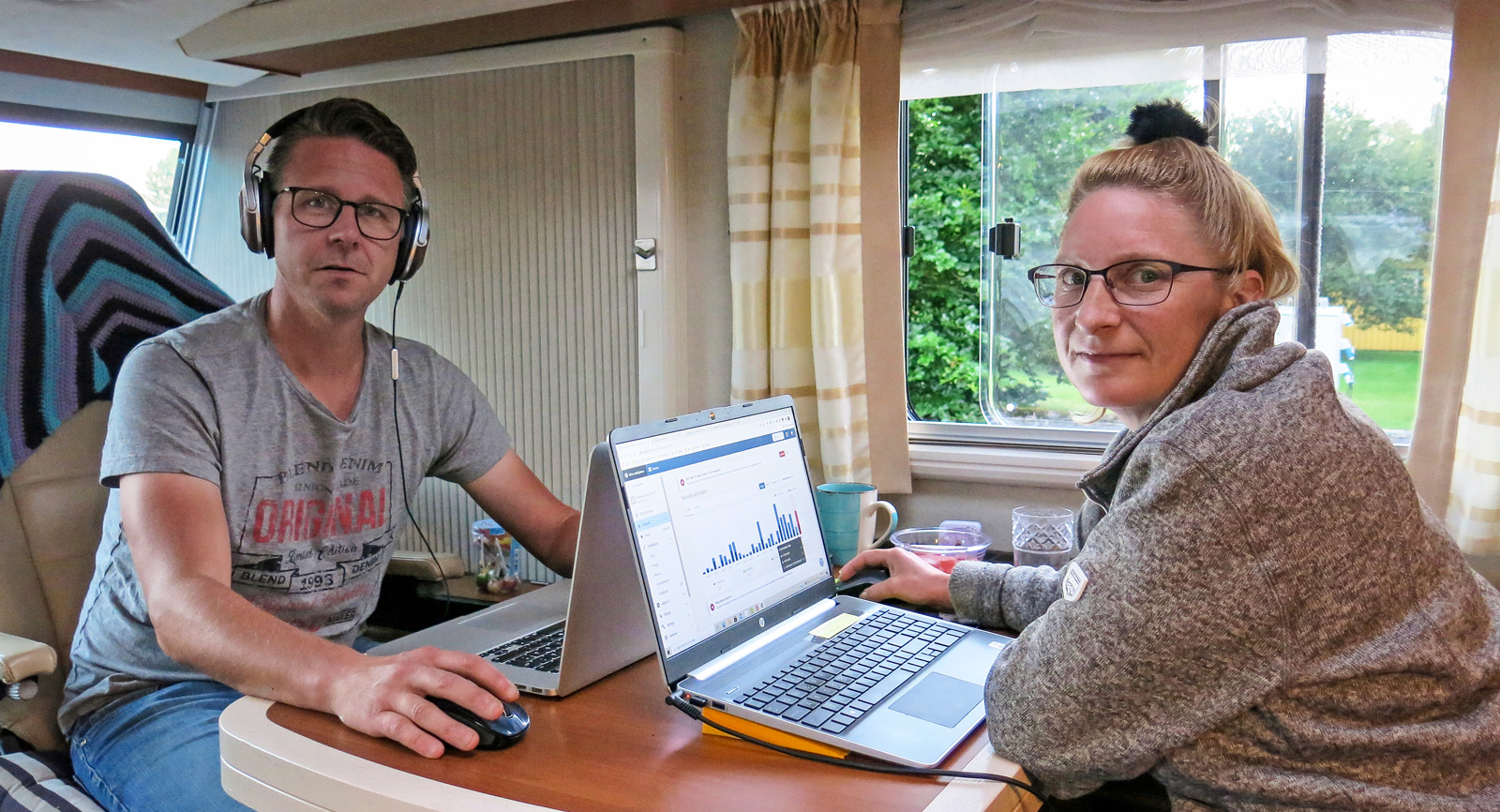Dan kopplar gärna av genom att skapa elektronisk musik, medan Jeanette föredrar att blogga.