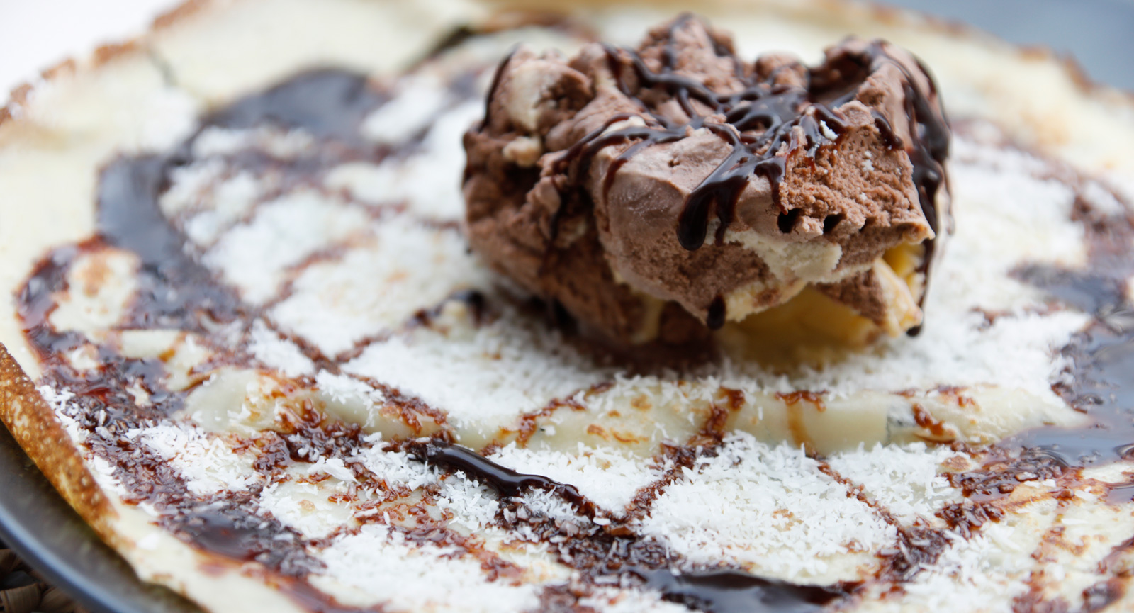 Söta crêpes till kaffet.