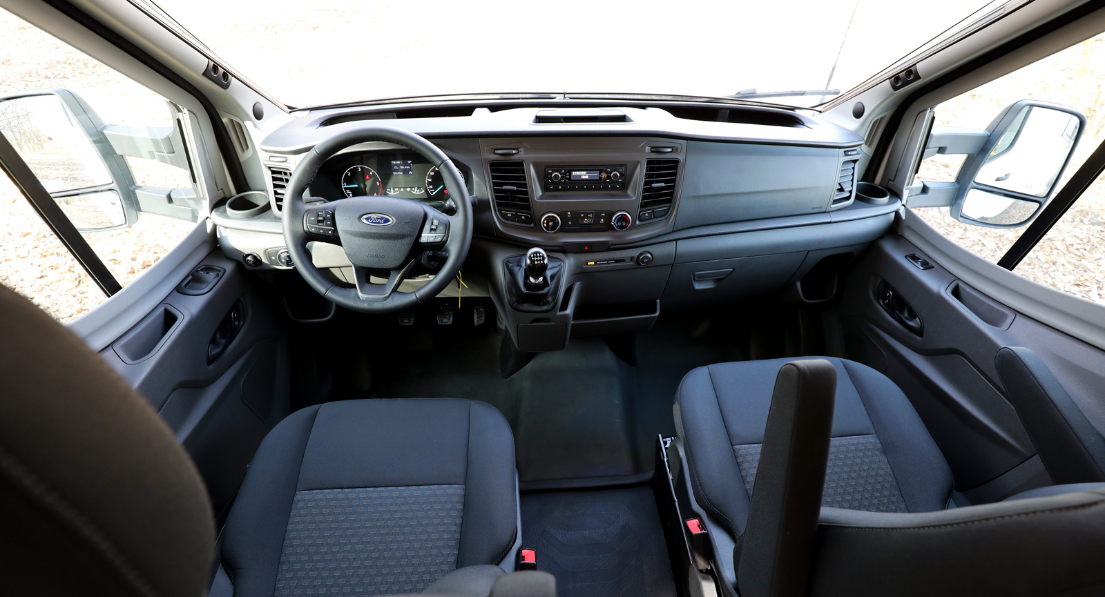 Ford Transits nya förarmiljö är enkel men bekväm. Det är viktigt för här spenderar man rätt mycket tid under färd.