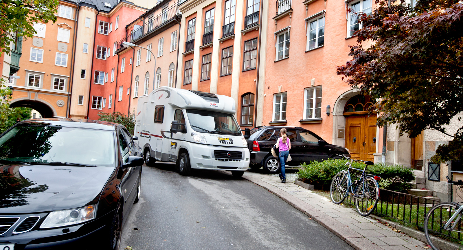 Danderydsgatan i Stockholm är vacker till fots, men inget för nybörjare i husbil.