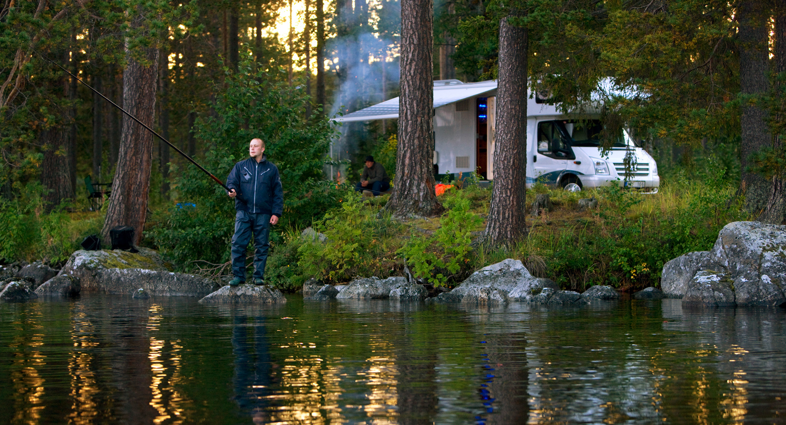 Fiskeutflykt till en sjöcamping och grillad fisk till lunch är en drömtillvaro med husbilen.