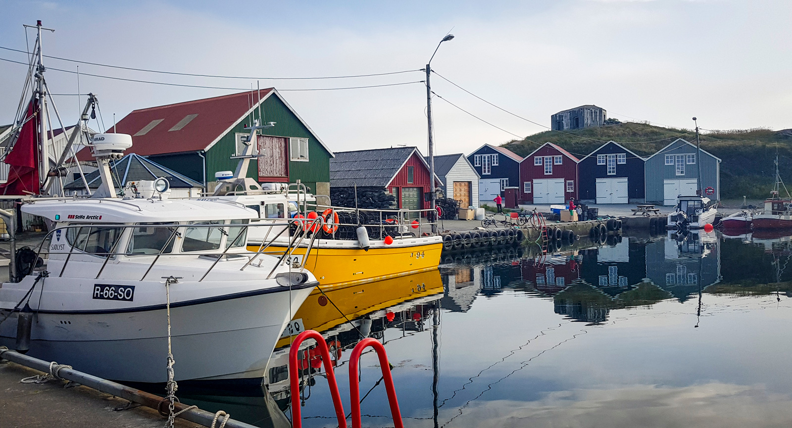 Pittoreskt fiskehamn i Ølberg. Fisk och skaldjur är garanterat färska!