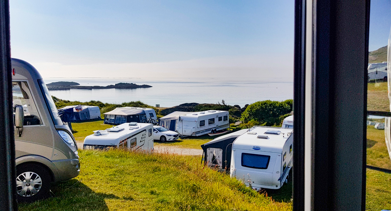 Trots att vi anländer sent på eftermiddagen till Ølberg Camping fick vi en plats med härlig havsutsikt.
