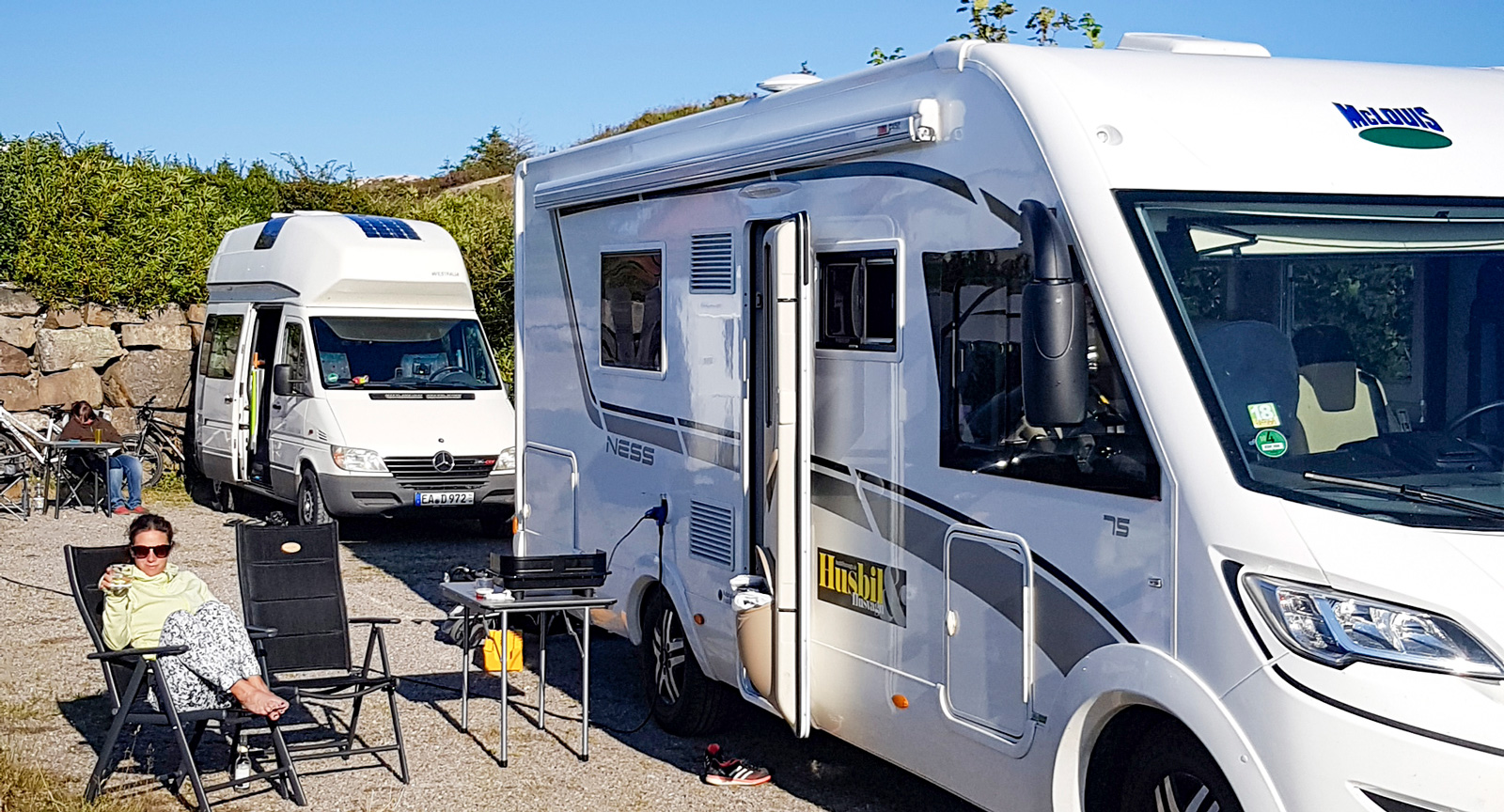 Campinglivet gav oss andrum då tvååringen direkt hittade en kompis i husbilen intill.