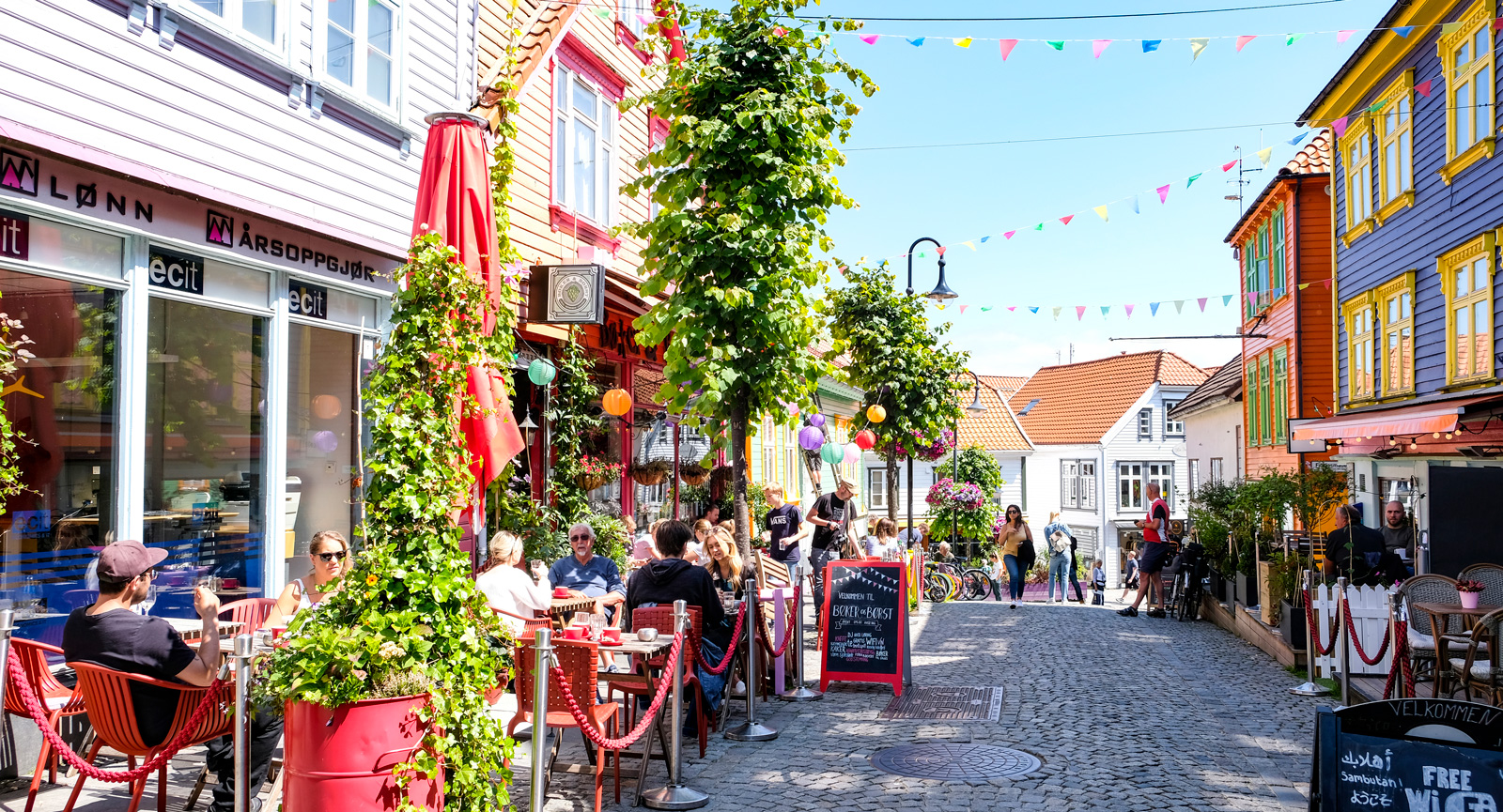 I Stavanger är Øvre Holmegate även känd som ”Färggatan” och bjuder på många mysiga barer och caféer.