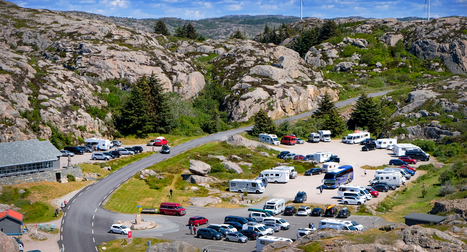 Norge lockar husbilsresenärer från när och fjärran. Parkeringen vid Lindesnes rymde denna dag bilar från mer än tio olika länder.