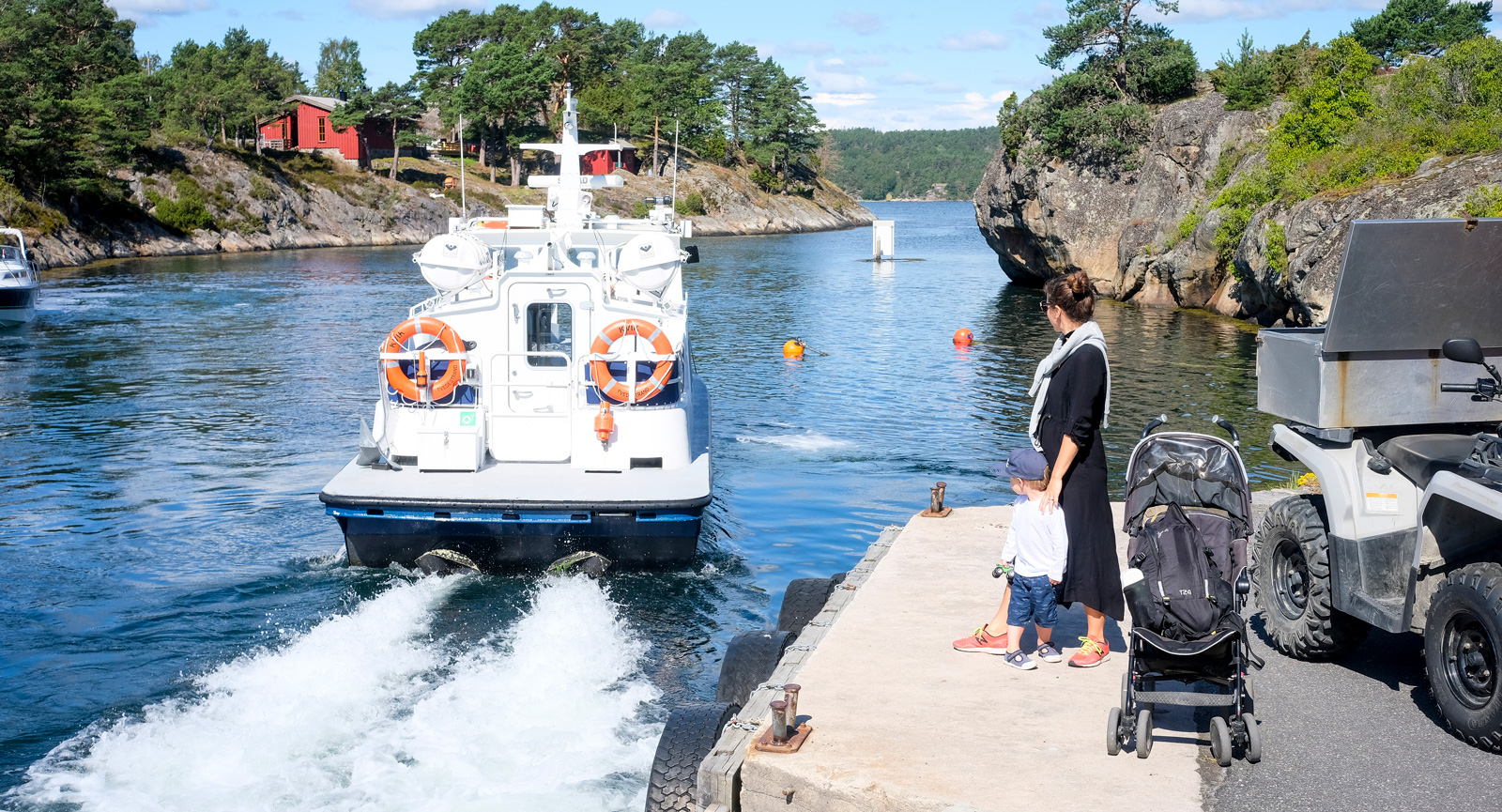 Daglig turbåt ut till Sandøya. En kort tur, men vacker natur väntar.