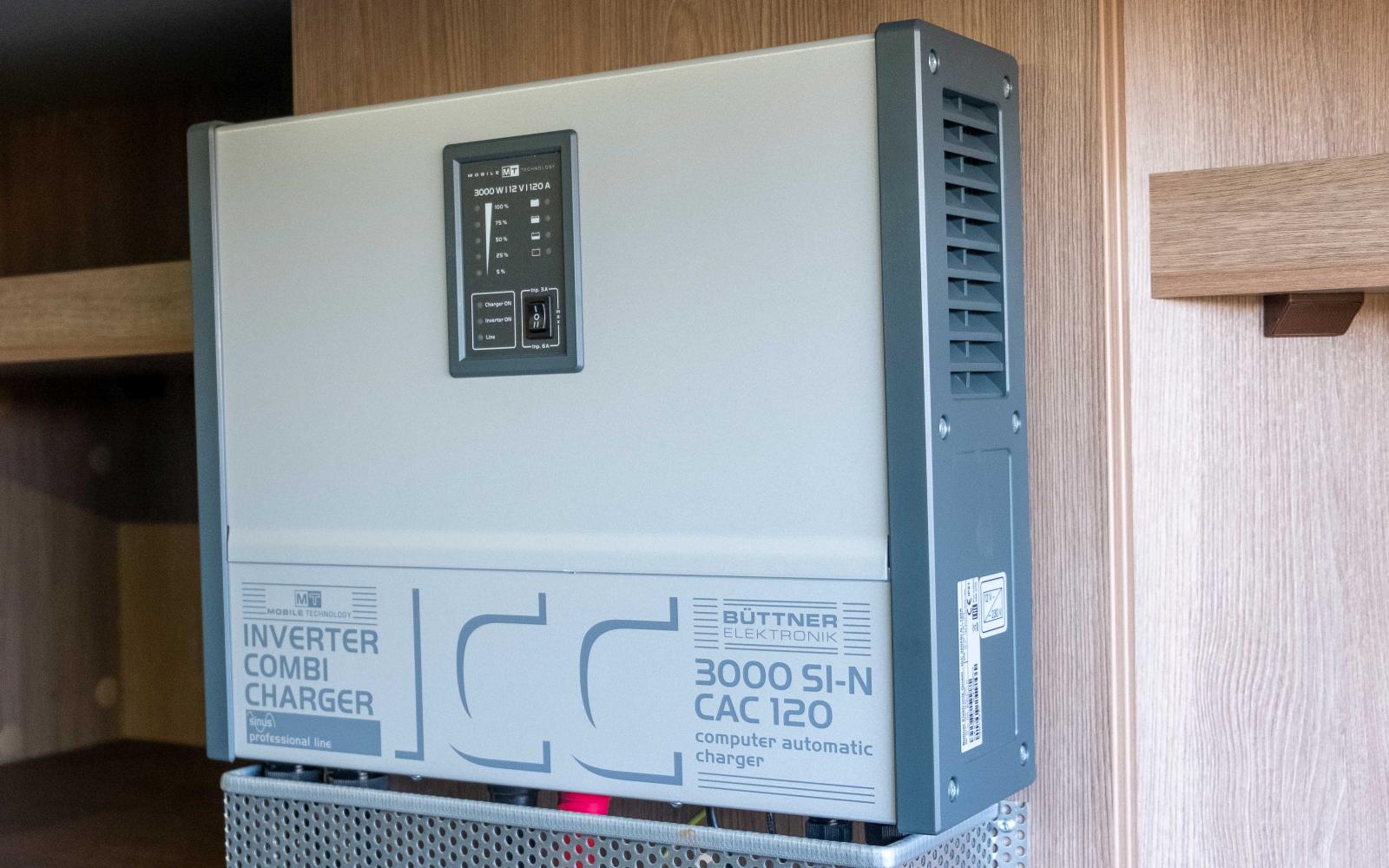 Inverter som omvandlar batteriernas ström till 230V.