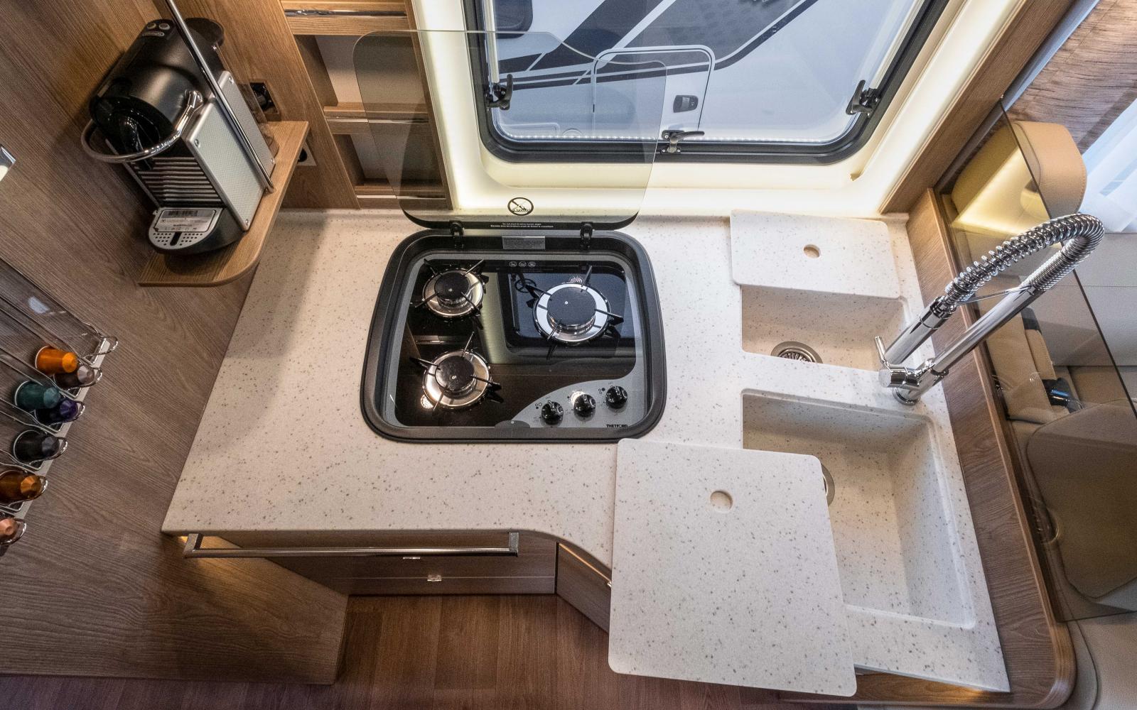 Nespressomaskin med hållare för kaffekapslar, trelågig spis, dubbla diskhoar och praktiskt flexibel blandare.